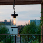 suspension extérieure noire avec abat-jour cylindrique en verre, chaîne de fixation et ampoule à filament visible