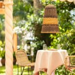 Suspension extérieure conique en rotin tressé brun avec bande jaune