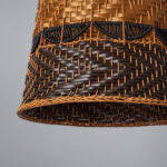 Suspension en rotin tressé bicolore brun, finition naturelle, forme conique avec motifs tressés visibles