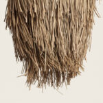 Suspension en fibres naturelles beige à franges, forme arrondie pour éclairage extérieur