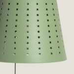 Suspension en métal vert céladon perforée de carrés, forme conique avec cordon de suspension