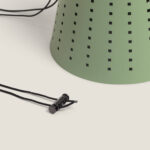 Suspension conique en métal vert céladon perforée, câble d'accroche noir