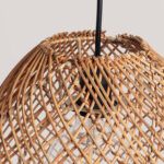 Suspension en rotin naturel tressé forme globe ouverte, câble noir pour fixation plafond