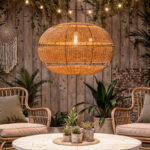 Suspension rotin oblate couleur naturelle, structure ajourée ronde, suspendue en extérieur, ampoule visible