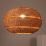 Suspension en rotin marron oblate suspendue, diffuse une lumière chaude