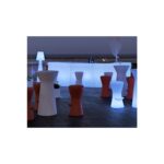 Table LED conique blanche éclairée en bleu pour extérieur