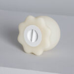 Veilleuse LED en silicone crème, forme fleur avec diffuseur circulaire, à poser