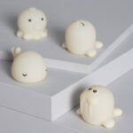 Veilleuse pieuvre silicone beige, petite lampe à poser ronde avec yeux noirs