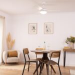 Ventilateur de plafond blanc à trois pales avec luminaire intégré, design épuré