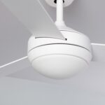 Ventilateur de plafond blanc, boîtier rond et pales larges, montage sur tige