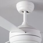 Ventilateur de plafond blanc à boîtier rond et trois pales plates, montage sur tige courte