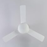 Ventilateur de plafond blanc à trois pales, montage plafonnier, finition mate