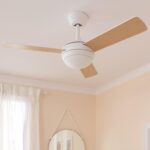 Ventilateur de plafond 3 pales en bois clair, corps blanc, fixation plafond