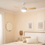 Ventilateur de plafond blanc à lames bois clair avec éclairage intégré