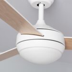 Ventilateur de plafond blanc avec pales bois clair et diffuseur lumineux intégré