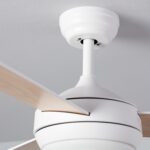 Ventilateur de plafond blanc, pales bois clair, montage plafonnier, tige d'accroche courte