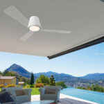 Ventilateur de plafond blanc trois pales avec éclairage intégré, montage plafond pour terrasse couverte
