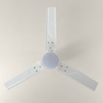 Ventilateur blanc à trois pales avec lumière centrale ronde, fixation au plafond