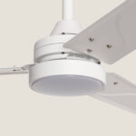 Ventilateur de plafond blanc à trois pales avec éclairage LED intégré et montage suspendu