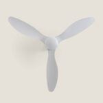 Ventilateur de plafond blanc à trois pales, boîtier central rond, design épuré pour installation plafond