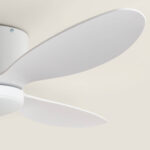 Ventilateur de plafond blanc à pales larges finition mate, fixation plafond