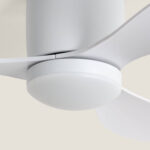 Ventilateur de plafond blanc à éclairage intégré, trois pales courbées, finition mate