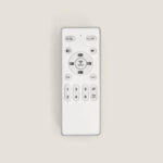 Télécommande pour ventilateur de plafond blanche rectangulaire avec boutons de contrôle vitesse et éclairage