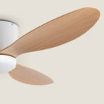 Ventilateur de plafond blanc avec pales bois clair et éclairage intégré, montage plafond