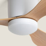Ventilateur de plafond, pales bois clair, corps blanc mat et éclairage LED central rond