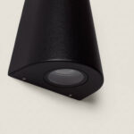 Applique murale noire en aluminium finition mate, forme triangulaire, éclairage dirigé vers le bas