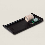 Applique murale extérieure plaque de fixation noire avec douille beige, bornier et câble de terre