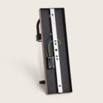 Applique murale extérieure rectangulaire brun clair, corps ouvert montrant support de fixation et câblage