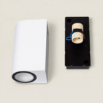 Applique murale extérieure blanche rectangulaire double face, support de fixation et connecteur visibles