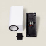 Applique murale blanche rectangulaire up-down avec ouverture circulaire, plaque de fixation noire et boîtier de connexion