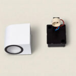 Applique murale blanche pour extérieur, forme cubique arrondie, boîtier de fixation et douille visibles