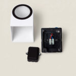 Applique murale extérieure blanche rectangulaire avec ouverture circulaire supérieure, boîtier de raccordement et embase de fixation visibles