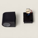 Applique murale extérieure noire, forme carrée aux bords arrondis, verre diffuseur circulaire et support avec douille visible