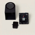 Applique murale extérieure noire, boîtier rectangulaire à ouverture circulaire et boîte de connexion apparente