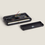 Applique murale LED rectangulaire noire avec câblage visible et couvercle séparé