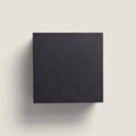 Applique murale carrée noire en aluminium finition texturée