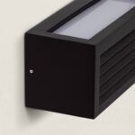 Applique murale extérieure rectangulaire en métal noir avec diffuseur opalin et lames latérales