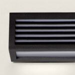 Applique murale rectangulaire noire en métal avec lames horizontales et diffuseur opalin