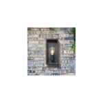 Applique murale extérieure en métal et verre noir, forme rectangulaire avec ampoule visible, fixation murale sur brique