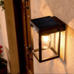 Applique murale extérieure noire en métal avec panneaux en verre et panneau solaire intégré