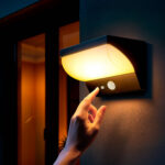 Applique murale extérieure noire à diffuseur courbe opalin avec détecteur de mouvement