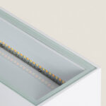 Applique murale rectangulaire blanche avec bande LED visible et panneau de verre encastré