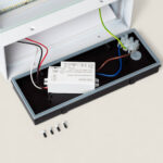 Applique murale LED blanche en aluminium, boîtier ouvert montrant l'alimentation et les connexions électriques