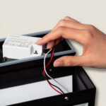 Applique murale extérieure noire rectangulaire en aluminium, transformateur LED et connexions visibles lors d'installation