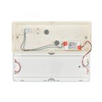 Applique murale rectangulaire blanche, boîtier ouvert, driver LED et câblage visibles