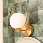 Applique murale en métal doré avec globe en verre opalin et anneau circulaire décoratif